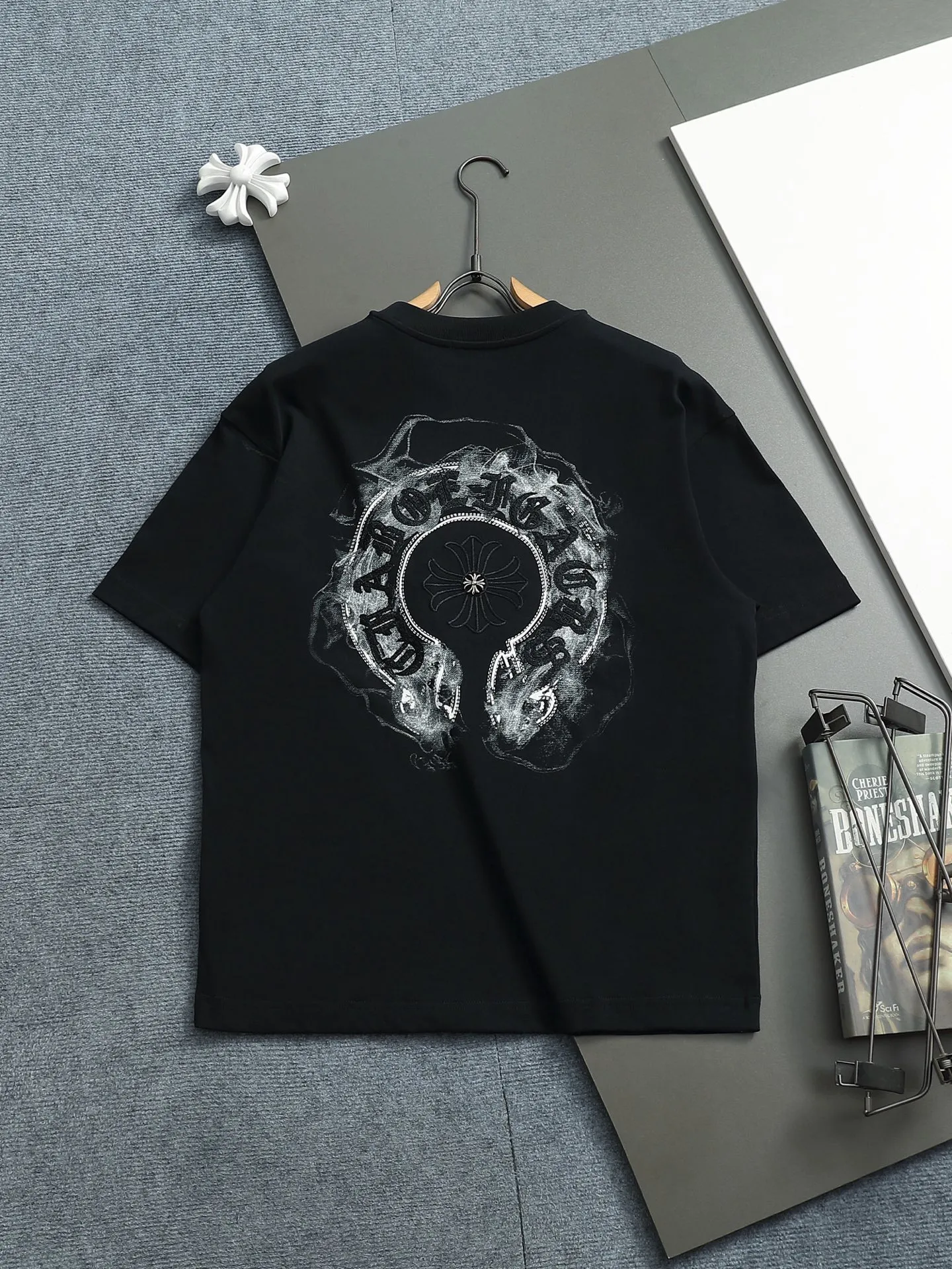 P170 Chrome hearts ch Crow heart horseshoe cross hardware short-sleeved T-shirts Advanced tie-dye technology Large version Loose and stylish difference Low version slim and long version with upper body and pulled hips 100% commitment: top quality, not fast food The highest version on the market Top quality, 320 grams 26 custom-dyed double yarn cotton, same style for men and women, complete with three standards. Color: Black White Size S M L XL
